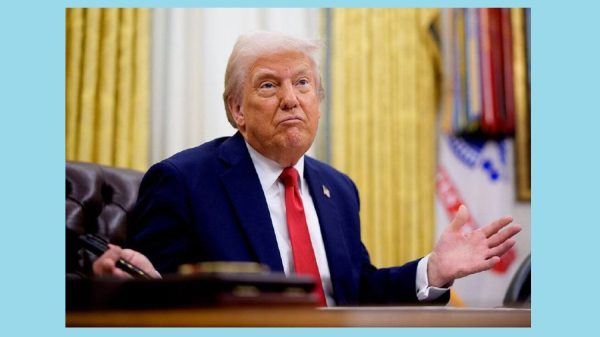 Трамп Фаронсаро ҳампаймони «бефоида» хонд