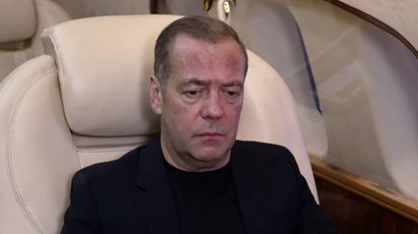 Медведев: Эрон силоҳе қудратмандтар аз тангаи Ҳурмуз дар ихтиёр дорад